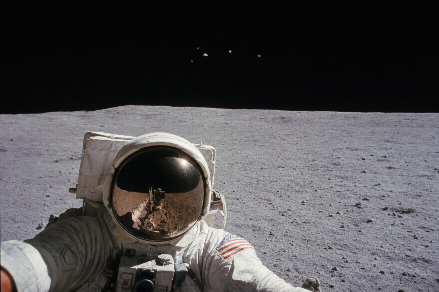 Apollo 12 — „podivně tvarované objekty"