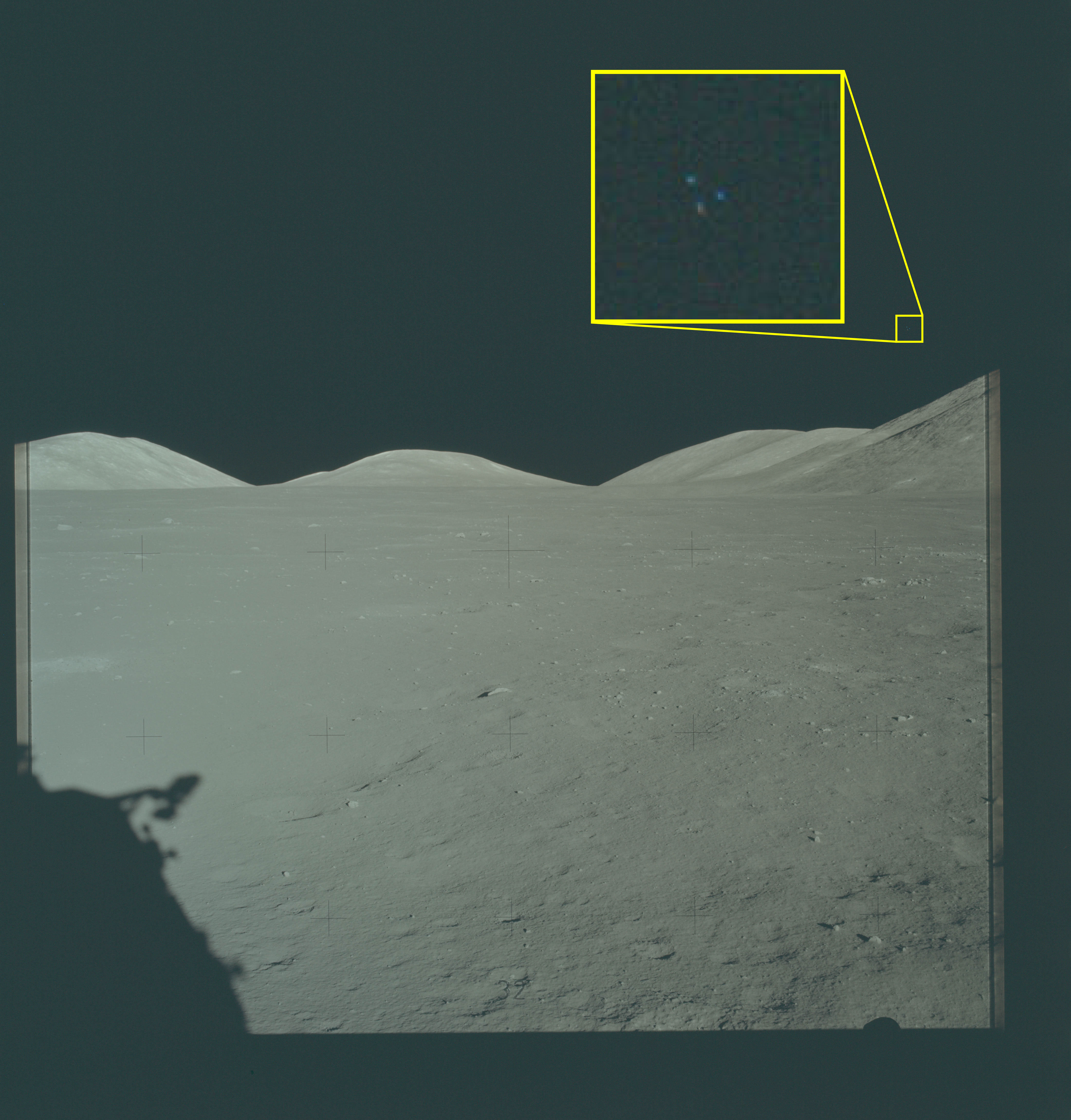 Fotografie z Apollo 17 — tři neidentifikované tečky nad měsíčním horizontem